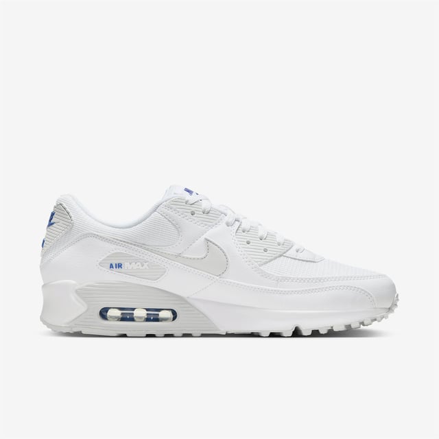 Nike Air Max 90 Heren in Wit/Photon Dust/Game Royal COMFORT, ERFGOED.NIETS BETERS. Niets zo vlieg, niets zo comfortabel, niets zo bewezen.De Nike Air Max 90 blijft trouw aan zijn OG running roots met de iconische Waffle zool, gestikte overlays en klassieke TPU details.Klassieke kleuren vieren je frisse look terwijl Max Air demping comfort toevoegt aan de reis.Prestatiecomfort De Max Air unit in de hiel is oorspronkelijk ontworpen voor prestatiegericht hardlopen en zorgt voor ongelooflijke demping. Veelzijdige stijl Het low-top ontwerp wordt gecombineerd met een gewatteerde kraag voor een gestroomlijnde look die zacht en comfortabel aanvoelt. Retro Vibes De gestikte overlays en TPU accenten zorgen voor duurzaamheid, comfort en de iconische jaren 90 look waar je van houdt. Product Details Bovenwerk van textiel met leren en synthetische overlays Schuim tussenzool Rubberen wafelzool voor extra tractie en duurzaamheid Afgebeelde kleur: White/Photon Dust/Game Royal Style: FZ7186-100 De oorsprong van Nike Air Max De revolutionaire Air-technologie werd in 1978 voor het eerst toegepast in Nike schoenen.In 1987 debuteerde de Air Max 1 met zichtbare Air-technologie in de hiel, waardoor fans meer konden zien dan alleen het gevoel van Air-demping.Sindsdien zijn de volgende generatie Air Max schoenen een hit geworden onder atleten en verzamelaars met opvallende kleurencombinaties en betrouwbare, lichtgewicht demping.