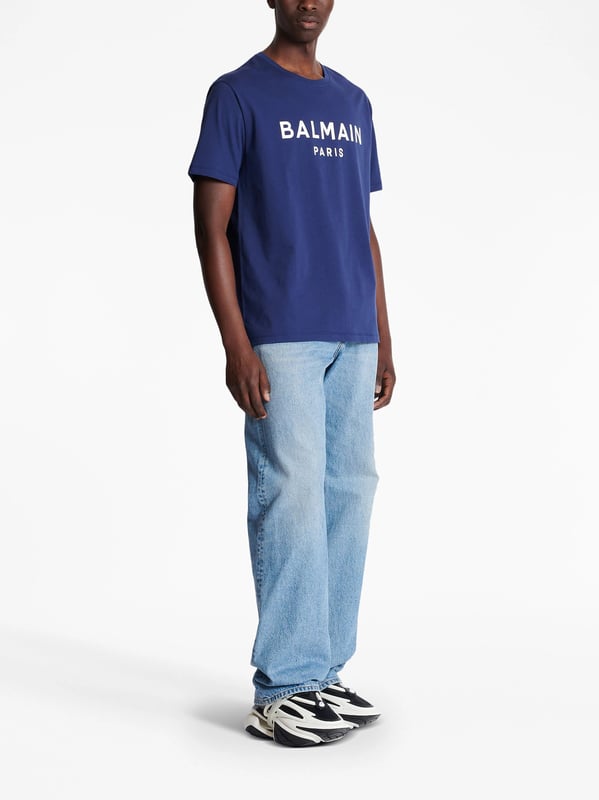 Presented in a navy colourway with a cotton construction, Balmain's round-neck T-shirt boasts a contrasting logo print at the chest for a recognisable look