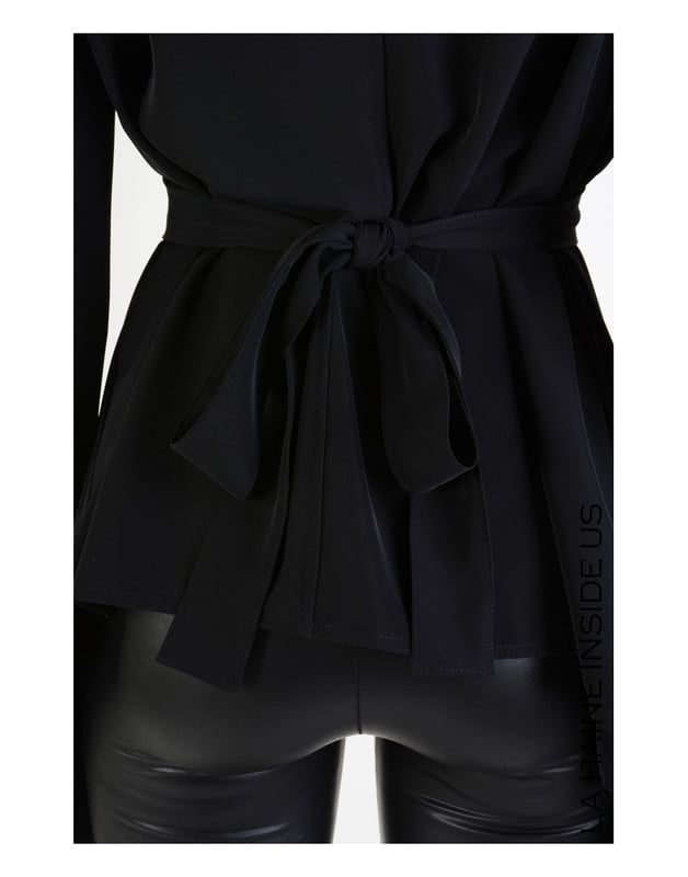 Ein Blazer mit asymmetrischem Schnitt ist die perfekte Wahl für Personen, die einen modernen und stilvollen Look schätzen, der sich von klassischen Designs abhebt und jeder Garderobe eine Prise Avantgarde hinzufügt.

Mit zwei eingesetzten Taschen, die nicht nur Eleganz verleihen, sondern auch äußerst praktisch sind, ermöglichen sie das Verstauen kleiner Gegenstände, ohne die Linien der Silhouette zu stören.

Mit Schulterpolstern, die die Schultern subtil betonen und der Figur ein definiertes und professionelles Aussehen verleihen, ideal für wichtige Meetings und formelle Anlässe.

Mit einem zusätzlichen Gürtel mit Metallschnalle, der nicht nur Stil hinzufügt, sondern auch eine perfekte Anpassung des Blazers an die Körperkontur ermöglicht, wobei die Taille betont wird und dem Ganzen ein elegantes Finish verliehen wird.

Aus hochwertigem Stoff gefertigt, der Haltbarkeit und Tragekomfort gewährleistet, während er gleichzeitig luxuriös und elegant aussieht, was den Blazer zu einer langfristigen Investition macht.