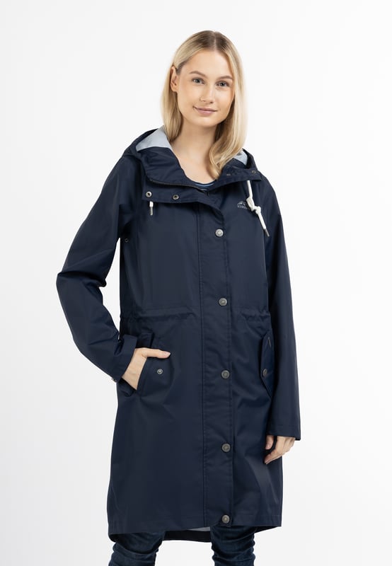 Dieser trendige Regenmantel von ICEBOUND bereichert Ihre Garderobe nicht nur an Regentagen. Die hochwertige Ausstattung begeistert uns ebenso wie die schlanke, lange Parka-Form und hohem Stehkragen. Das weiche, beschichtete Material hat einen edlen Griff und durch ihre Leichtigkeit ist es ein angenehmes Tragen. Dank der Polyurethanbeschichtung und der versiegelten Nähte bietet der Mantel einen zuverlässigen Schutz vor Wind und Wasser. Dazu kommt die große Kapuze, die mit einer stylishen Kordel und gravierten Logo-Ösen beeindruckt. Der Reißverschluss endet in einem praktischen Kinnschutz und die zwei mit Patten geschützten Eingrifftaschen bieten allerlei Platz. Der markentypische Eisberg auf der Brust ergänzt den beliebten ICEBOUND-Outdoor-Look.  Regenjacke mit einem dezenten Print auf der Oberstoffrückseite