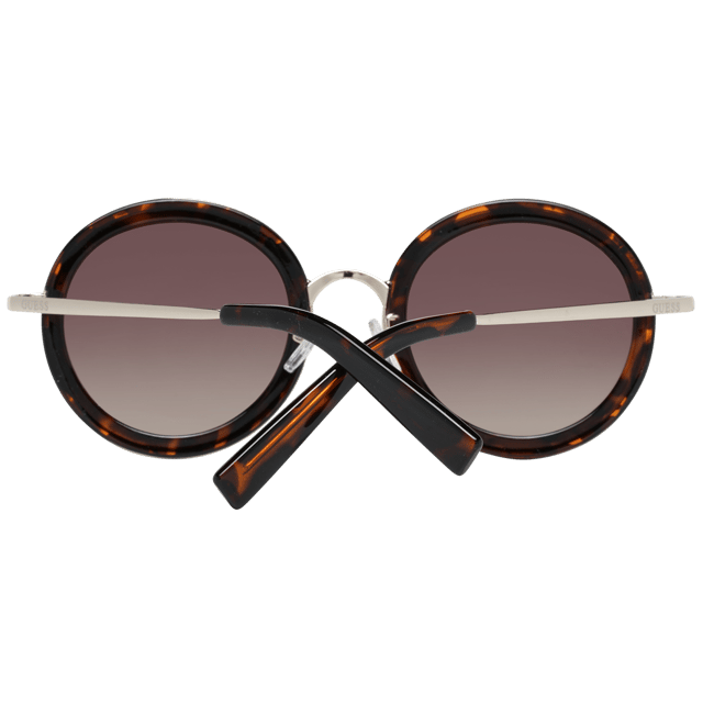 Las gafas de sol Guess GF0330 52F marrón degradado tienen una montura redonda glamurosa y desprenden una sensación de elegancia atemporal. La montura está hecha de acetato de alta calidad, conocido por su durabilidad y ligereza, lo que garantiza una comodidad duradera durante todo el día. Las elegantes patillas incorporan el logotipo de Guess para dar un toque de sofisticación.