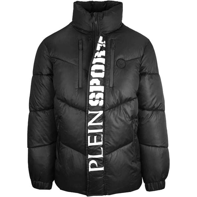 !Experimenta versatilidad y estilo con la chaqueta negra acolchada Plein Sport! Esta chaqueta presenta un dise�o solido. Mantente comodo y elegante con el logotipo llamativo y los detalles acolchados. Perfecto para cualquier persona a la moda. Bolsillos con cierre de cremallera, relleno y material: 100% poliester Chaqueta negra Chaqueta acolchada, cierre de cremallera Estilo: MRB2242 PS05 99