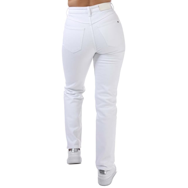 Dam Tommy Hilfiger Klassiska raka jeans i vitt.- Klassisk 5-fickors styling.- Dragkedja med gylf och knapp.- Tommy Hilfiger varumärke.- Tommy Hilfiger flaggabroderi på ryggen.- Stretchbomull denim.- Rak passform.- 99% Bomull 1% Elastan. Maskintvätt i 30 grader.- Ref: WW0WW302131CF