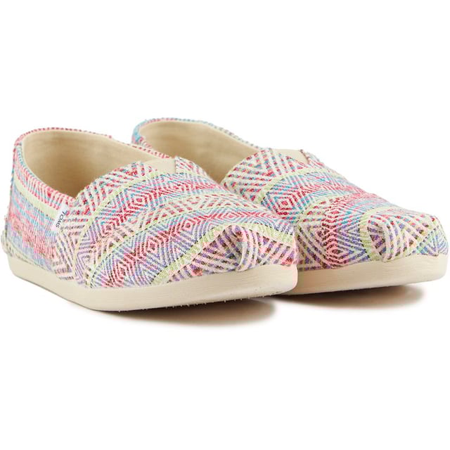 Devuelve la primavera a tu paso con las zapatillas de lona TOMS Alpargata que cuentan con una parte superior de lona estampada de colores. refuerzo elástico y construcción liviana con plantilla de espuma Ortholite y duradera. suela cómoda. Este icónico zapato sin cordones es lo último en calzado informal. haciendo que sea fácil ir fácil. feliz y casual sin esfuerzo.
