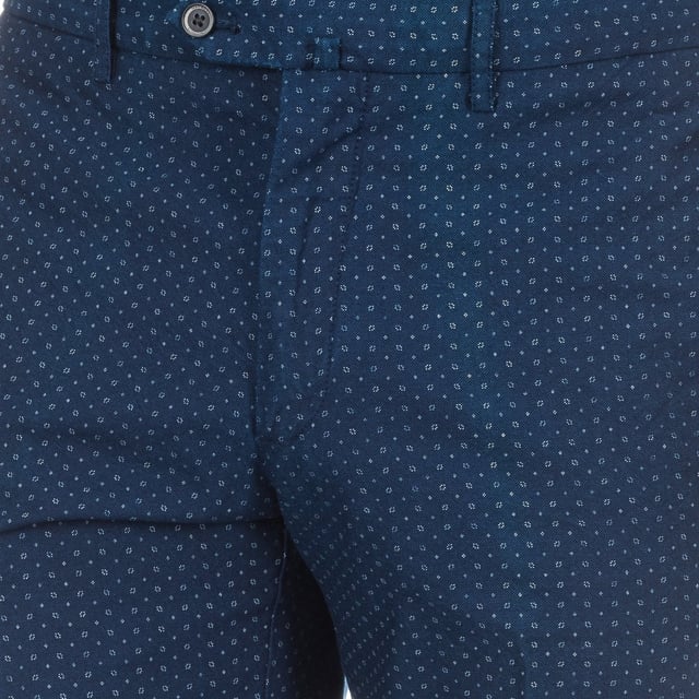 Bermudas tejanas.
Color Azul oscuro.
Cierre de botones y cremallera.
Dos bolsillos abiertos en los laterales.
Dos bolsillos con cierre de botón, en la parte trasera.
Cinturilla con trabilla para el cinturón.
Bajos con corte recto.
Costuras vistas a tono.

Composición:  100% Algodón.

Lavar a máx. 30ºC.
- No usar lejía.
- Planchar a temperatura baja.
- Admite limpieza en seco.
- No usar secadora.