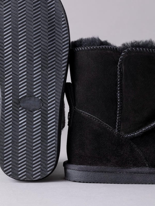 Black hot sale slipper boots