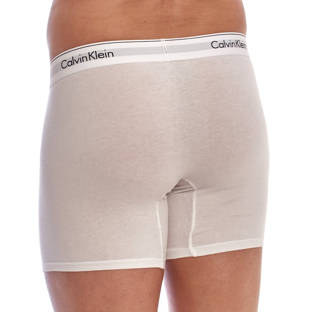 Boxershorts von Calvin Klein Briefs aus einer Mischung aus Baumwolle und Elastan, die eine bequeme und flexible Passform bieten.

 Das Design ohne Öffnung umfasst einen verstärkten Mittelteil für mehr Anpassungsfähigkeit.

 Der mittlere, weiche und elastische Bund sorgt für perfekten Halt in der Taille, verziert mit dem kontrastierenden Calvin Klein-Logo und sorgt für einen unverwechselbaren und modernen Touch.

 3er-Pack Boxershorts von Calvin Klein Briefs, verschiedene Farben für jeden Geschmack.

 Ideal für alle, die ein modernes und funktionelles Unterwäsche-Kleidungsstück mit dem Markenzeichen von Calvin Klein suchen.
 Komposition: 95 % Baumwolle, 5 % Elastan
 Pflege:
- Maschinenwäsche in kaltem Wasser und Flüssigwaschmittel.
 - Bei niedriger Temperatur bügeln.
 - Benutzen Sie keinen Trockner.
 - Reinige chemisch nicht.