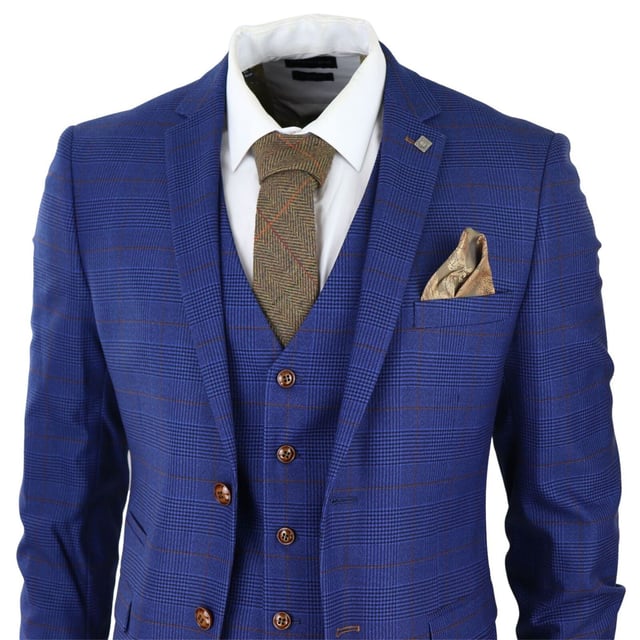 Realza tu estilo con nuestro traje de tres piezas a cuadros azules y marrones para hombre, confeccionado a la perfección para cualquier ocasión. Este conjunto completo incluye un blazer, un chaleco y un pantalón, lo que lo hace ideal para bodas, bailes de graduación, entornos de oficina y fiestas por igual. Este traje, confeccionado con un sofisticado tejido Príncipe de Gales a cuadros azules y marrones, cuenta con un atractivo atemporal con su parte delantera de dos botones y su doble abertura en la espalda. Diseñado por los sastres de Saville Row, ofrece un corte entallado que logra el equilibrio perfecto entre lo ajustado y lo regular. Con su estilo clásico y su impecable confección, este traje irradia confianza y sofisticación. Explora nuestra tienda para encontrar una amplia gama de estilos y colores que se adaptan a tu gusto individual. Puntos destacados del diseño del producto: Tejido Príncipe de Gales clásico a cuadros azules y marrones Ajuste entallado para una silueta elegante Cierre frontal de 2 botones para un aspecto refinado Doble abertura en la espalda para mayor comodidad y estilo Conjunto completo de 3 piezas que incluye blazer, chaleco y pantalones Tallas Talla de chaqueta y pantalón 36R: 36" (pecho) 30" (cintura) 38R: 38" (pecho) 32" (cintura) 40R: 40" (pecho) 34" (cintura) 42R: 42" (pecho) 36" (cintura) 44R: 44" (pecho) 38" (cintura) 46R: 46" (pecho) 40" (cintura) 48R: 48" (pecho) 42" (cintura) 50R: 50" (pecho) 44" (cintura) 52R: 52" (pecho) 46" (cintura) 54R: 54" (pecho) 48" (cintura)