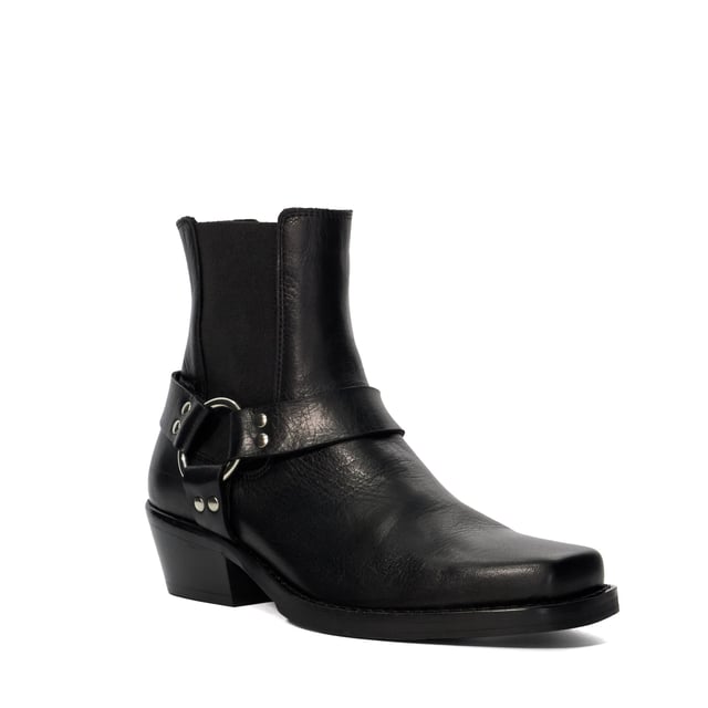 The ultimate biker boot, Parked is crafted from premium leather and finished with metal hardware and authentic harness detailing. With their sturdy construction and comfortable fit, they're perfect for every day.