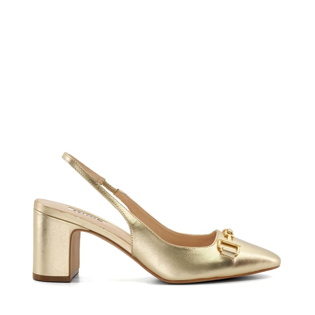 Dune Dames Gedetailleerde - Snaffle-Trim Gehackte Slingback Hakken Onze moeiteloos elegante, tijdloze Detailed slingbacks zijn de perfecte manier om weer terug te keren naar het aankleden. Ontworpen met verschillende afwerkingen, is deze amandelvormige silhouet de belichaming van verfijning, verbeterd met onze op maat gemaakte 'mirror D'-snaffle trim. Geplaatst op een stevige blokhak voor draaggemak en afgewerkt met een elastische band, is deze stijl ideaal voor feestkleding en meer.