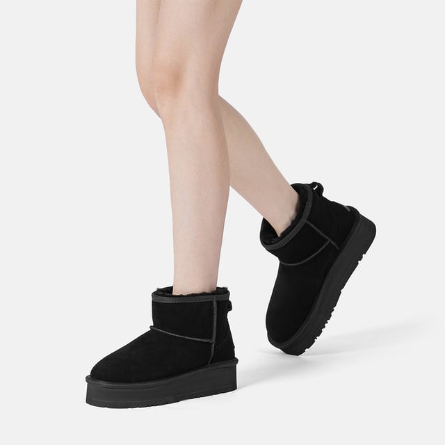 Als je houdt van extra hoogte en ondersteuning, zijn de Dusky Boots ideaal. Ze passen moeiteloos bij een bijpassend trainingspak, waardoor ze geweldig zijn voor binnen loungen of snelle uitstapjes naar buiten. Deze laarzen combineren comfort en stijl feilloos en zijn essentieel voor kille seizoenen.
