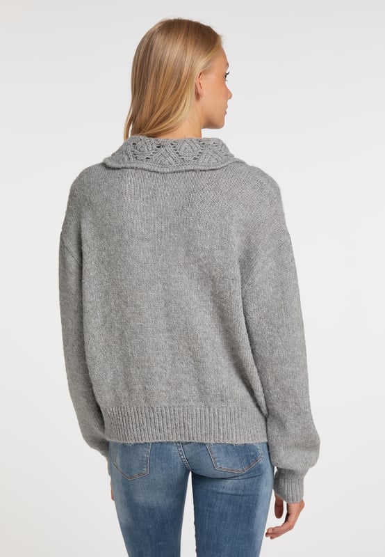 Deze trui van myMo met sierbreiwerk heeft een speelse oppervlaktestructuur en is een absolute blikvanger. De casual oversized vorm zorgt voor meer bewegingsvrijheid en de rechte uiteinden zijn iets strakker gebreid voor een gerimpeld effect. Gedragen met een skinny jeans en veterschoenen staat deze gebreide trui bijzonder goed.