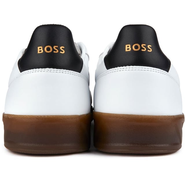 Die Sleek Boss Brandon Tenn Court Trainer sind ein Must-Have für die sportlich-stilvolle Garderobe. Diese Trainer in Premium-Leder, mit subtilen Branding und raffinierte Designer-Details, sind sicher, ein Statement zu machen, während die langlebige Gummisohle den ganzen Tag Komfort gewährleistet, bieten diese Tritte einen sauberen, klassischen Look, der mühelos mit Jeans oder Chinos für einen anspruchsvollen Stil-Upgrade passt.