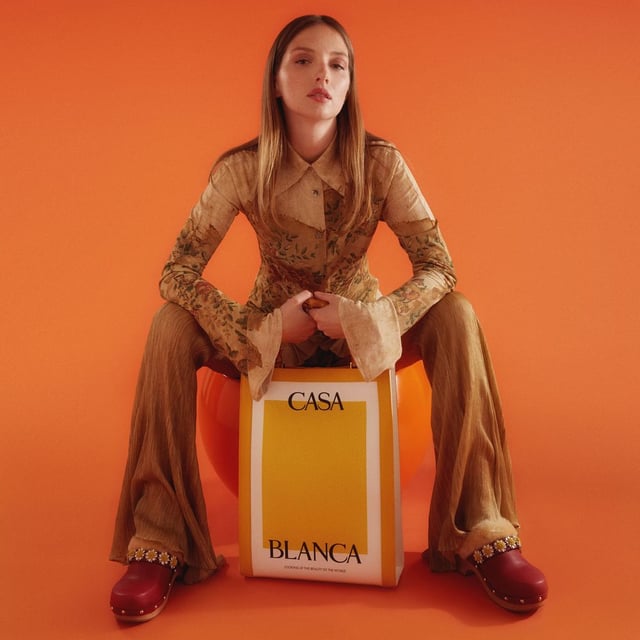 Tan chic como inusual, el zueco se ha hecho un hueco entre las it-girls más trendy. ¿Quieres sumarte a la tendencia? Déjate tentar por este modelo, fácil de combinar y de hacer tuyo. Llévalos a diario con unos vaqueros rectos desenfadados