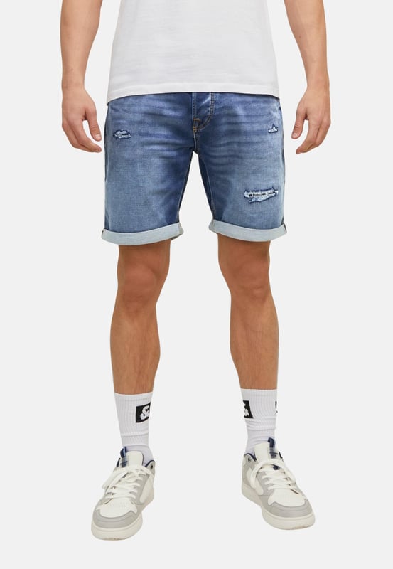 Stijlvolle jeansshort in 5-pocketstijl voor heren van het merk JACK & JONES. Zeer aangenaam om te dragen, comfortabel en sportief gesneden tegelijk. Dankzij het eenvoudige ontwerp is deze jeans perfect te combineren met je casual look.