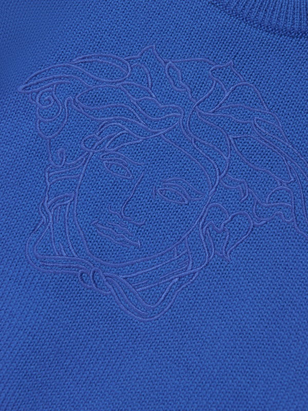Versace's Italian portraits embody fine detailing and impeccable construction. This baby boys bright blue jumper captures the label's eccentric personality and passion for manipulating Greek abstracts into fashionable pieces. Made in pure virgin wool, it has been depicted with a subtle Medusa motif embroidery in the centre. Little ones will look effortlessly stylish and sophisticated.  Medusa Kids Embroidery Long Sleeves Shoulder Button Closure Elasticated Cuffs and Hem Outer Composition: 100% Pure Virgin Wool Embroidery: 100% Viscose Hand Wash Gently Using Mild Detergent Do Not Bleach Do Not Tumble Dry Dry Flat Cool Iron On Reverse With Damp Cloth On Top Do Not Dry Clean Wash Inside Out Do Not SoakVersace Size : Child's Height 0/3M: 22" / 56 cm 3/6M: 24.5" / 62 cm 6/9M: 27" / 68 cm 9/12M: 29" / 74 cm 12/18M: 31.5" / 80 cm 18/24M: 34" / 86 cm 2A: 36" / 92 cm 3A: 38.5" / 98 cm