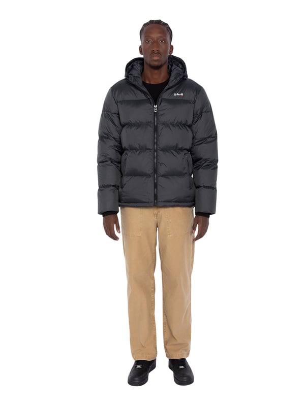 Ontdek de Schott winterjas voor heren - de perfecte combinatie van warmte en stijl voor koude dagen! Deze jas is gemaakt van hoogwaardige materialen en biedt niet alleen veel comfort, maar ook optimale bescherming tegen kou en wind.    De doorlopende ritssluiting, hoge kraag en gevoerde capuchon met verstelbaar elastisch trekkoord houden je betrouwbaar warm, terwijl de stormmanchetten aan de mouwen en gebreide manchetten extra bescherming bieden.    Twee praktische ritszakken aan de buitenkant en twee binnenzakken bieden voldoende opbergruimte voor je benodigdheden. Het verstelbare trekkoord aan de onderkant zorgt voor een pasvorm op maat, ideaal voor winterse omstandigheden.    Het geborduurde bulkhead-logo op borsthoogte geeft de jas een elegante, sportieve touch. Deze jas is de perfecte keuze voor iedereen die de winter in stijl en gezelligheid wil doorkomen!