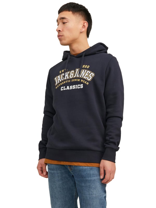 Dieser Kapuzenpulli für Männer mit normaler Passform ist ein Muss im Kleiderschrank. Das Kapuzensweatshirt besteht aus gebürstetem Material mit einer weichen Innenseite, die es kuschelig und warm macht. Die Kapuze des Kapuzenpullis hat einen Kordelzug. Die Ärmel und der Bund sind mit Rippbündchen versehen. Der große Label-Print auf der Brust rundet das Design ab.