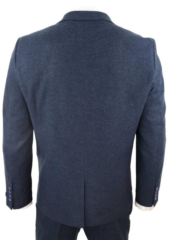 Ein blauer Anzug ist ein Grundbestandteil der Garderobe eines jeden Mannes und dieser hier ist keine Ausnahme von dieser ungeschriebenen Regel. Scharf, elegant und raffiniert – sehen Sie gut aus mit diesem hochwertigen dreiteiligen marineblauen Woll-Tweed-Anzug mit Slim-Fit-Schnitt, engerer Passform an der Brust und schmaler geschnittenen Hosen. Die Zwei-Knopf-Jacke fällt wunderschön und hat eine halbe Canvas-Konstruktion, die sich Ihrer Körperform anpasst, je mehr Sie sie tragen. Mit Taschenpaspeln aus Samt, geknöpften Manschetten und einem einzelnen Rückenschlitz verleihen dem Anzug einen klassischen Hauch von Raffinesse. Eine passende Tweedweste vervollständigt den Dreiteiler im einreihigen Daunenstil mit klassischen maßgeschneiderten Taschen und einem Rückenversteller, um sicherzustellen, dass Sie Ihre ideale Passform kreieren können. Der Anzug ist immergrün und zeitgemäß zugleich und ermöglicht es Ihnen, den ganzen Tag über gut auszusehen. Kombinieren Sie es mit einer passenden Weste, einem weißen Hemd und Schuhen für ein elegantes Finish.
