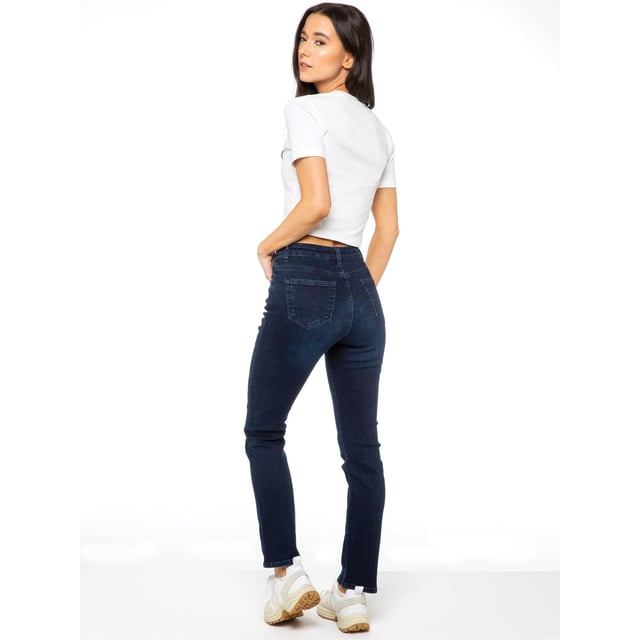 Enzo Womens Straight Leg Denim Jeans. Featuring Branded Button and Rivets with Button Fly Fastening. Add a new Fashion Look into your Life. Great to wear with T-shirt for Everyday use. Comfortable and easy to wear.