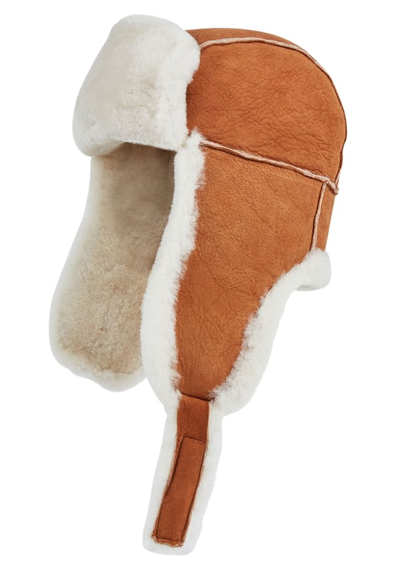 Manténgase cómodo y con estilo con este gorro de aviador de piel de oveja B-55 de la RAF para hombre. Fabricado con piel de oveja auténtica con un suave forro de piel de oveja, ofrece una excelente calidez y comodidad en climas fríos. Diseñado con orejeras y una correa de barbilla segura, este gorro es perfecto para aventuras al aire libre o para uso diario en invierno. Su clásico acabado de cuero negro le aporta un aspecto atemporal y resistente. Características principales: Piel de oveja auténtica con forro de piel de oveja suave Estilo clásico de aviador con acabado negro Orejeras para mayor calidez y protección Correa de barbilla ajustable para un ajuste seguro Ideal para actividades al aire libre en climas fríos y uso diario