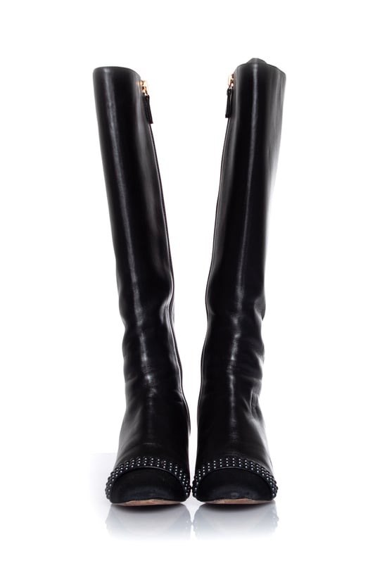VINTAGE, RRP AS NEW
Chanel, Leather coco mark pearl long boots in black. The item is in good condition. Heels and noses have some small scratches. Comes with box and 2 dustbags.
 • CONDITION: good condition 

• SIZE: 38.5

• INSOLE MEASUREMENTS: 25 cm

• HEEL MEASUREMENTS: 6 cm PLATFORM: 0.5 cm

• SHAFT HEIGHT: 38 cm WIDTH ANKLE:   cm   WIDTH TOP: 18 cm

• FABRIC: leather, fabric

• COLOUR: black