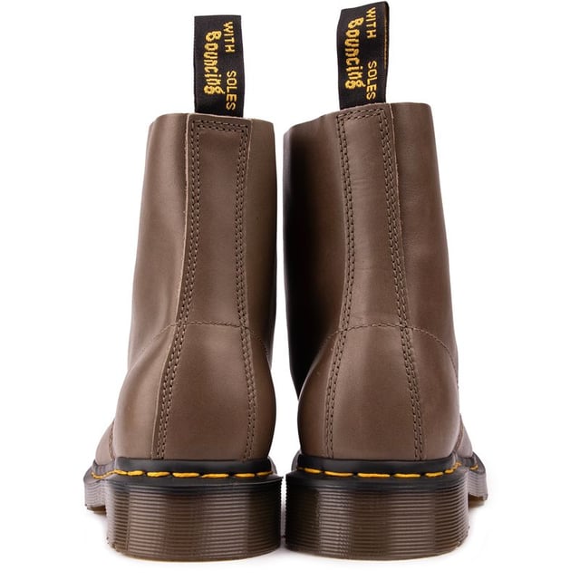 Botas con cordones Dr. Martens 1460 para hombre, con parte superior de piel, con sistema de cordones de 8 ojales y suela AirWair con cerco del buen año y pisada resistente. Estos botines de caña alta tienen el ADN original de Doc Martens, incluido el característico lazo en el talón AirWair, costuras amarillas y una calidad sin concesiones.