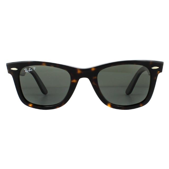 Las gafas de sol Ray-Ban Wayfarer 2140 Tortoise Green G-15 polarizadas medianas de 50 mm son uno de los estilos de gafas de sol más conocidos y vendidos en todo el mundo, y son muy populares entre famosos, músicos y artistas. Su distintivo diseño angular y su montura gruesa son toda una declaración de estilo, y Ray-Ban utiliza constantemente colores y diseños vibrantes para actualizar este estilo clásico y popular. La ligera montura de acetato es cómoda y el logotipo de Ray-Ban aparece junto a las patillas aladas esculpidas en la esquina de la lente.