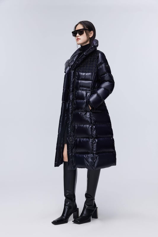Elevate your urban commute with the Women's Premium Puffer Goose Down Jacket. Featuring low-saturation colour and artful pleats, this jacket exudes quiet luxury, blending simplicity with sophistication for a refined, yet understated look.