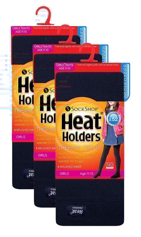 Wir präsentieren das Girls Heat Holders Thermal Tights 3er-Pack! Dieser Vorteilspack enthält 3 Paar superweiche und warme Strumpfhosen, die sie in den kälteren Monaten schön warm halten. Sie bieten alles, was man braucht, um sie in den kältesten Zeiten schön warm zu halten. Heat Holders: die einzige Wahl für ultimative Wärmeleistung! Diese superwarmen, kuscheligen Heat Holders Thermostrumpfhosen schützen Ihre Kleinen mit ihrem fortschrittlichen Isoliergarn - dieses hochwertige Garn verleiht diesen Strumpfhosen eine leistungsstarke Isolierung gegen die Kälte. Diese Strumpfhosen haben außerdem einen Tog-Wert von 0,52. Die Strumpfhose ist in Schwarz erhältlich und passt zu jedem Outfit, von der Schuluniform bis zum Spielkleid und allem, was dazwischen liegt. Und das Beste daran? Der Komfortzwickel sorgt dafür, dass sie sich frei bewegen kann und trotzdem warm und gemütlich bleibt. Ein weiteres großartiges Merkmal dieser Strumpfhose, das für ultimativen Komfort sorgt, ist ihre weich gebürstete Innenseite. Diese maximiert die Menge an warmer Luft, die nahe an der Haut gehalten wird, und hält Beine und Zehen länger warm! Diese Strumpfhose ist in Schwarz erhältlich, besteht aus 93% Polyester und 3% Elastan und ist in 4 Kindergrößen erhältlich: 5-6 J., 7-8 J., 9-10 J. & 11-13 J. Sie sind maschinenwaschbar.