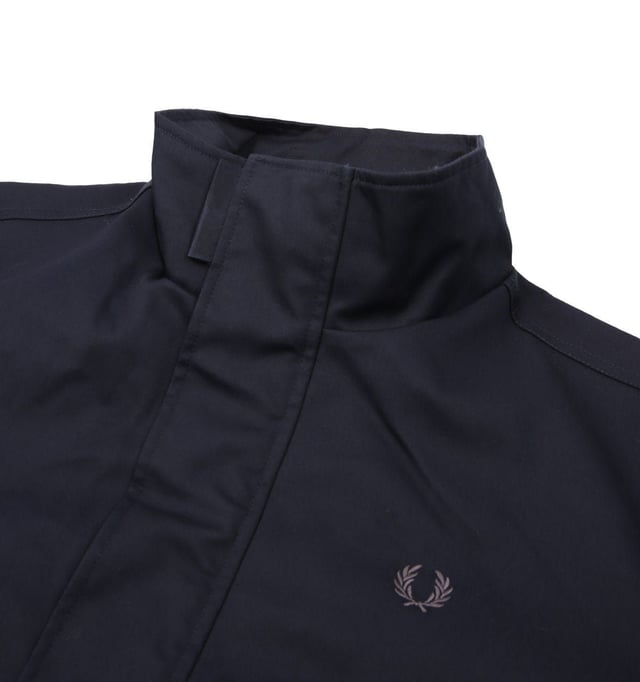 Enfréntate a los elementos con estilo con la chaqueta Fred Perry. Este elegante abrigo está diseñado para lucir genial con casi cualquier conjunto. Haz una declaración con una chaqueta que luce genial y te mantiene protegido de los elementos., Abrigo azul Fred Perry, 100% poliéster, cierre de cremallera central, 2 bolsillos con cierre de botón, solapa cortavientos, corte estándar, se ajusta a la talla real, insignia de la marca en el frente izquierdo del pecho, abrigo azul marino