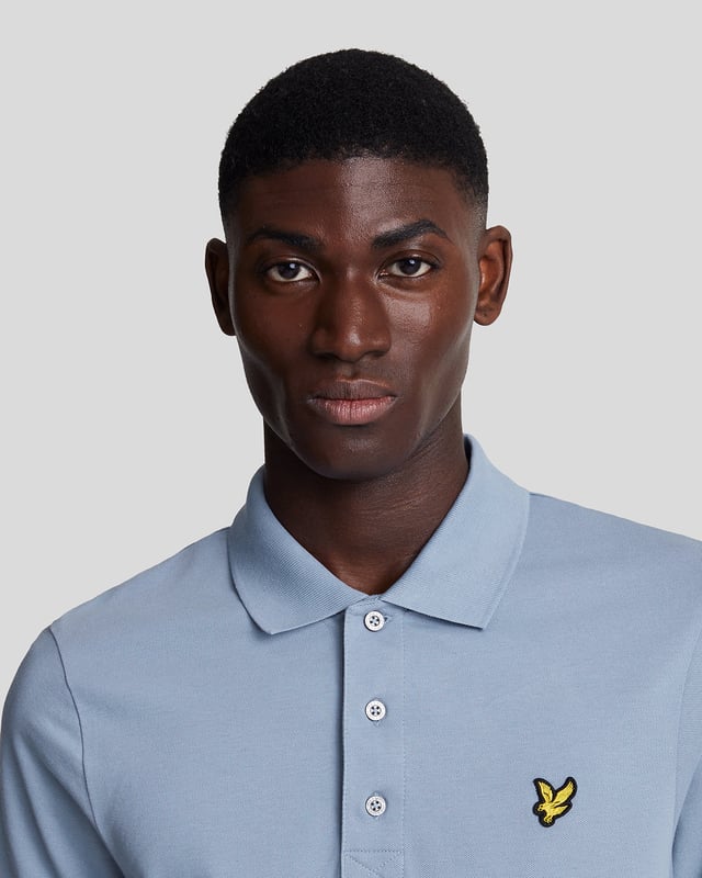 Det är en viktig del av garderoben som du kan ta fram på helgerna, klä ner dig på jobbet, gå ut på kvällen och till och med på golfbanan. Vår enfärgade Lyle & Scott polotröja är en sådan klassiker att den knappt behöver någon presentation. Den är tillverkad av bomullsblandad jersey med lite extra stretch. - Klassisk krage
- Knäppning framtill
- Korta ärmar
- Sammansättning: 97% bomull, 3% elastan