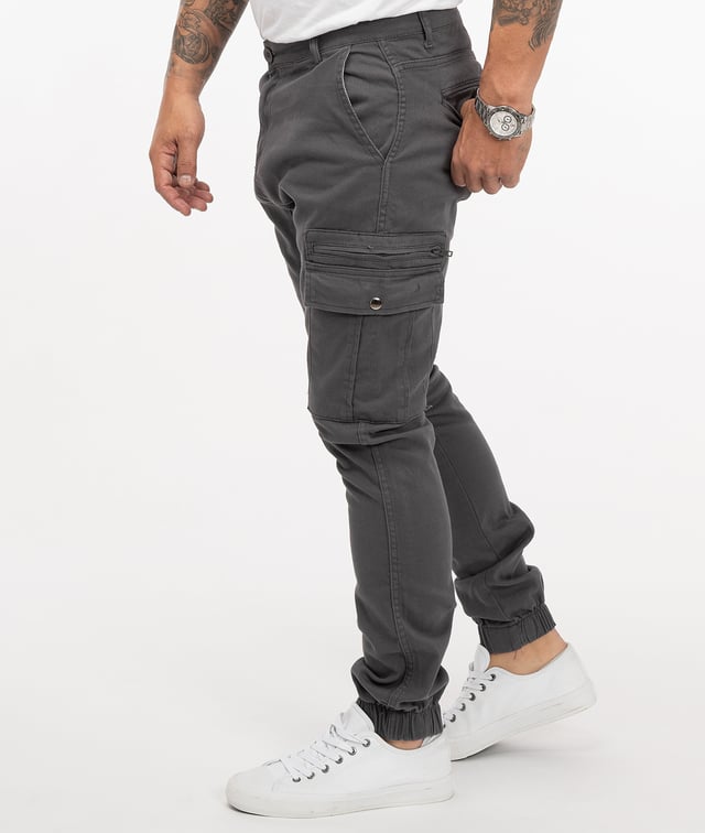 Die Chino Hosen von Rock Creek eignen sich ganz ausgezeichnet für legere Casual-Looks. Sie bieten eine angenehm weite Passform und sehen dabei auch noch richtig lässig aus. Beim gemütlichen Stadtbummel, beim Familienausflug oder in der Uni leisten die komfortablen Hosen gute Dienste. Darüber hinaus zeichnen sich die Chinos von Rock-Creek durch eine erstklassige Verarbeitung und eine hohe Qualität aus.