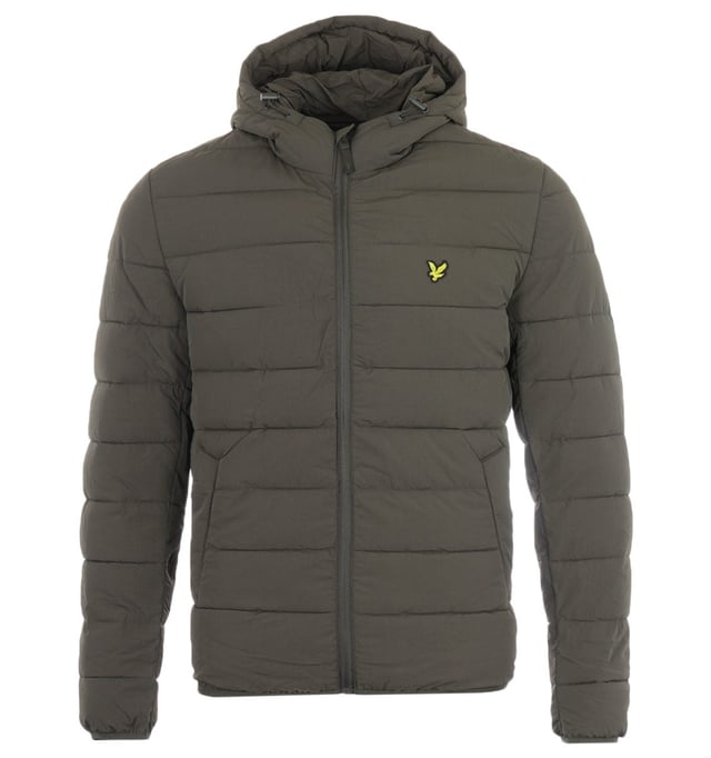 Chaqueta acolchada ligera de Lyle & Scott en color verde. Enfréntate a los elementos con estilo con la chaqueta Lyle & Scott. Este elegante abrigo está diseñado para lucir genial con casi cualquier conjunto. Haz una declaración con una chaqueta que luce genial y te mantiene protegido de los elementos. Abrigo verde Lyle & Scott, 100% poliéster, hecho de materiales 100% reciclados. Cierre de cremallera central, 2 bolsillos con cierre de cremallera. Corte regular, Se ajusta a la talla real, Insignia de la marca en la parte delantera izquierda del pecho. Estilo: JK1317V W123