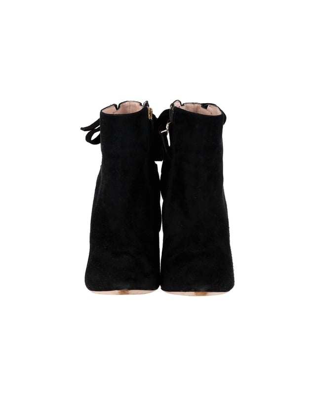 VINTAGE, UVP WIE NEU  
Tauchen Sie ein in eine Welt unvergleichlicher Eleganz mit den Miu Miu Stiefeletten aus schwarzem Wildleder. Diese opulenten Stiefeletten, mit einem klassischen schwarzen Wildlederschaft und luxuriösen Lederakzenten, verfügen über eine semi-spitze Zehenform und auffällige Kegelabsätze, die Raffinesse und Stil ausstrahlen. Mit verdeckten Reißverschlüssen an den Seiten für einen nahtlosen Abschluss sind diese Stiefel der Inbegriff von High-End-Mode und bieten eine perfekte Mischung aus Eleganz und Anziehungskraft für die moderne Fashionista.

Mit Staubbeutel

Miu Miu Stiefeletten aus schwarzem Wildleder  
Farbe: schwarz  
Material: Wildleder  
Zustand: Sehr gut  
Größe: EU36  
Maße: Absatzhöhe: 110; Einlegesohlenlänge: 270  
Gebrauchsspuren: Geringe Abnutzungsspuren, leicht benutzt, aber sehr gut gepflegt. Kleine Markierung an den Sohlen & Faltenbildung, leichte Kratzer an den Sohlen und Absätzen.  
SKU: 368687