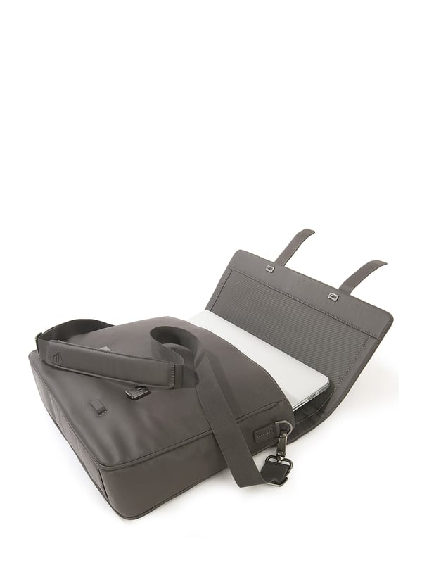 Unisex-Handtasche mit Schnappverschluss. zwei offene Innentaschen. fehlende Außentaschen. verstellbarer und abnehmbarer Schultergurt aus Leder. im Ledergriff. ein Innenfach.  Außenmaterial: Innenmaterial: Polyester. Maße: 41x26,5x11 cm. Modeprodukt