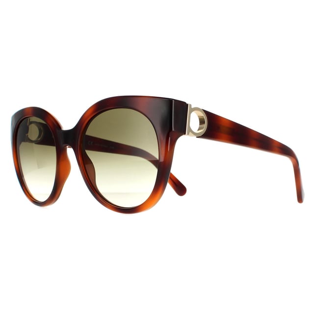 Las gafas de sol Salvatore Ferragamo Cat Eye Ladies Tortoise Green SF1031S son un elegante estilo ojo de gato fabricado en acetato ligero. El logotipo de Salvatore Ferragamo incorpora las patillas para autenticidad de la marca.