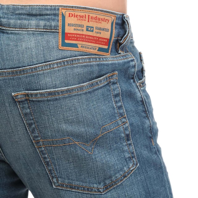 Herr Diesel D-Mhtry Straight Jeans i denim. - Klassisk 5-fickors design. - Knappstängning. - Bälteshällor. - Läderpatch med varumärke på bakre midjan. - Silverfärgade nitar med kontrasterande sömnad. - Diesel-varumärke på baksidan. - Medelhög midja. - Regular fit. - 98% bomull 2% elastan. - Ref: A003900IHAT01