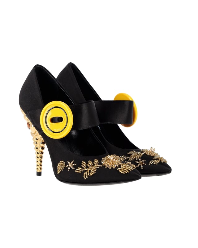 VINTAGE, UVP WIE NEU  
Diese atemberaubenden Pumps spiegeln Pradas exquisite Handwerkskunst im Schuhbereich wider. Hergestellt aus glattem Satin in einem schwarzen Farbton, verfügen sie über filigrane Verzierungen auf dem Obermaterial, einen Riemen im V-förmigen Design, der mit übergroßen gelben Knöpfen befestigt ist, und schlanke, spitze Zehen. Charakteristisch für die Pumps sind die atemberaubenden mit Kristallen besetzten Absätze in Gold-Optik.  

Prada Verzierte Gold- und Kristallabsatzpumps aus schwarzem Satin  
Zustand: sehr gut  
Material: Satin  
Größe: EU37  
Tragespuren: leichte Abnutzung an der Sohle  
SKU: 360962