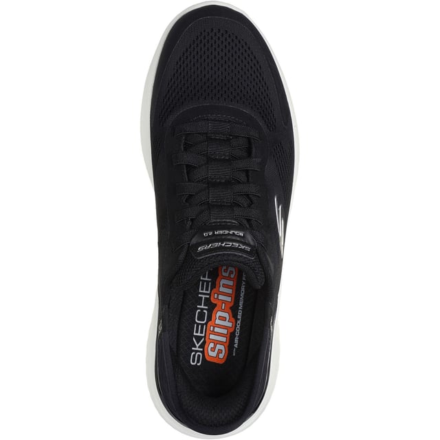 Blijf actief in flexibel en lichtgewicht comfort met de Skechers Bounder 2.0 Emerged. Deze sportieve stijl heeft een slip-on bovenwerk van mesh en synthetisch materiaal met een dempende Skechers Air-Cooled Memory Foam binnenzool.