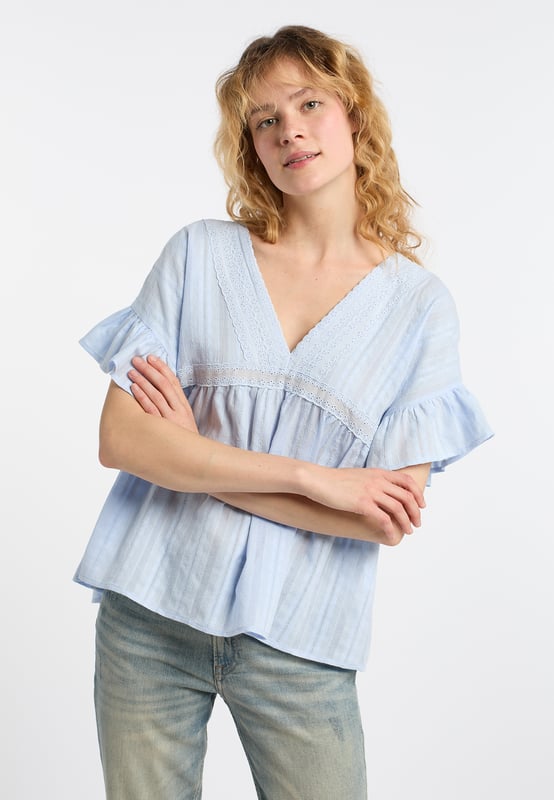 Diese leichte Baumwoll-Bluse von DreiMaster Vintage punktet mit ihrer zauberhaften Lochstickerei und dem gemusterten, fein strukturierten Baumwollstoff. Die lockerere Silhouette hat einen tiefen V-Ausschnitt auf der Vorder- und auf der Rückseite, wo er mit einem Spitzenband zusammengehalten wird. Die romantischen Rüschenärmel optimieren den femininen Boho-Look. Mit ihrer leichten Textur passt sie hervorragend zu Jeans und Röcken.  Tunika