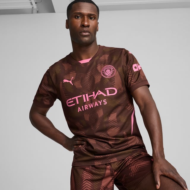 PRODUCT STORY : Defend your goal like Manchester City's finest in this official 24/25 short-sleeved goalkeeper jersey. Lightweight, breathable and cut for action, it features our moisture-wicking dryCELL fabric to keep you feeling cool, comfortable and focused. FEATURES & BENEFITS :  dryCELL: Performance technology designed to wick moisture from the body and keepyou free of sweat during exercise. As part of the RE:FIBRE program, this garment is made of at least 95% recycled material from textile waste and other used materials.  DETAILS :  Regular fit. 170 gsm, Jacquard. Crew neck. Short sleeves. Official team branding.  Our model is 180 cm tall and is wearing size  M UK.