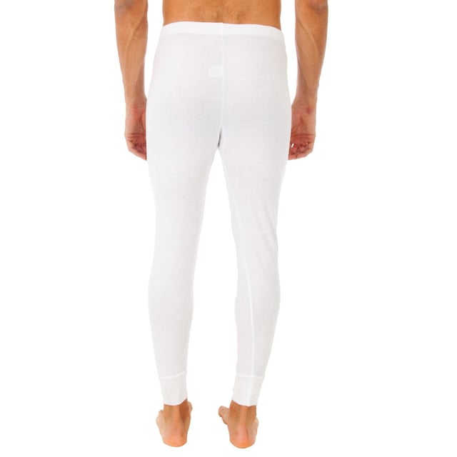 El pantalón interior largo para hombre, es una prenda diseñada para proporcionar calidez y confort en climas fríos o como capa base en actividades al aire libre.

Fabricado típicamente con materiales como algodón grueso, lana merino o tejidos sintéticos de alta tecnología, el pantalón interior largo asegura una sensación suave y aislante contra la piel. Este tipo de tela no solo proporciona calidez, sino que también ayuda a regular la temperatura corporal, manteniendo el calor corporal y evitando el sobrecalentamiento.

Las características destacadas del pantalón interior largo incluyen su capacidad para absorber la humedad y mantener la piel seca, lo que es crucial durante actividades físicas intensas o en ambientes fríos y húmedos. Esto ayuda a prevenir la sensación de frío y la acumulación de humedad, manteniendo la comodidad en todo momento.

El diseño del pantalón interior largo suele ser ceñido al cuerpo para maximizar la eficiencia térmica y proporcionar soporte muscular. La cintura elástica garantiza un ajuste seguro y cómodo, adaptándose a la forma del cuerpo sin causar restricciones en los movimientos.

Disponible en diferentes estilos y niveles de grosor según las necesidades específicas, el pantalón interior largo es ideal para deportes de invierno, actividades al aire libre en climas fríos o simplemente para quienes prefieren una capa adicional de abrigo durante el día a día.

El pantalón interior largo es una pieza esencial en el vestuario masculino para enfrentar condiciones climáticas adversas con comodidad y protección. Su capacidad para proporcionar calor, controlar la humedad y ofrecer soporte lo convierten en una opción versátil y práctica para hombres activos y conscientes del rendimiento de su ropa interior.
 Composición: 50% Acrílico, 50% Poliéster
 Cuidados:
Lavar a mano a temperatura máx. 40º.
No utilizar lejía.
No permite el uso de secadora.
Planchar a temperatura máx. 130º.
No lavar en seco.