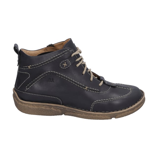 Mit dem Neele 52 in schwarz präsentiert JOSEF SEIBEL eine Stiefelette, die sich durch ihre alltagstaugliche Eleganz und Bequemlichkeit auszeichnet. Dieses Modell, speziell für Damen designt, verbindet traditionelle Werte mit modernem Komfort. Das Obermaterial aus feinstem Nappa-Rindsleder verleiht dem Schuh nicht nur eine edle Optik, sondern sorgt auch für Langlebigkeit. Die Handnaht, eine traditionelle Fertigungsart der deutschen Schuhindustrie, die heute nur noch selten anzutreffen ist, zeugt von der hohen Qualität und der liebevollen Handarbeit, die in jedem Paar steckt. Die Sohle aus TR (Thermoplastischer Kautschuk) bietet gute Rutschfestigkeit und lange Haltbarkeit, während sie gleichzeitig leichter als herkömmliche Gummisohlen ist. Dank des praktischen Reißverschlusses lässt sich der Schuh leicht an- und ausziehen, was den Tragekomfort zusätzlich erhöht. Ein weiteres Highlight ist die Möglichkeit, die Innensohle herauszunehmen und zu wechseln, was den Einsatz eines eigenen orthopädischen Fußbetts ermöglicht. So wird individueller Bequemlichkeit nichts im Wege stehen. Der Neele 52 ist Teil der Produktlinie Spirit of Nature, die für ihren charakterstarken Designansatz und die Kombination aus Style und Wohlbefinden steht. Dieses Modell eignet sich perfekt für die Freizeitgestaltung im Herbst, sei es für Spaziergänge im Freien oder für den entspannten Stadtbummel. Es verkörpert die Philosophie von JOSEF SEIBEL, dass wahre Mode zeitlos ist und setzt ein starkes Statement gegen die schnelllebige Fast Fashion. Ein Schuh, der nicht nur durch sein Äußeres, sondern auch durch seine innere Werte überzeugt.