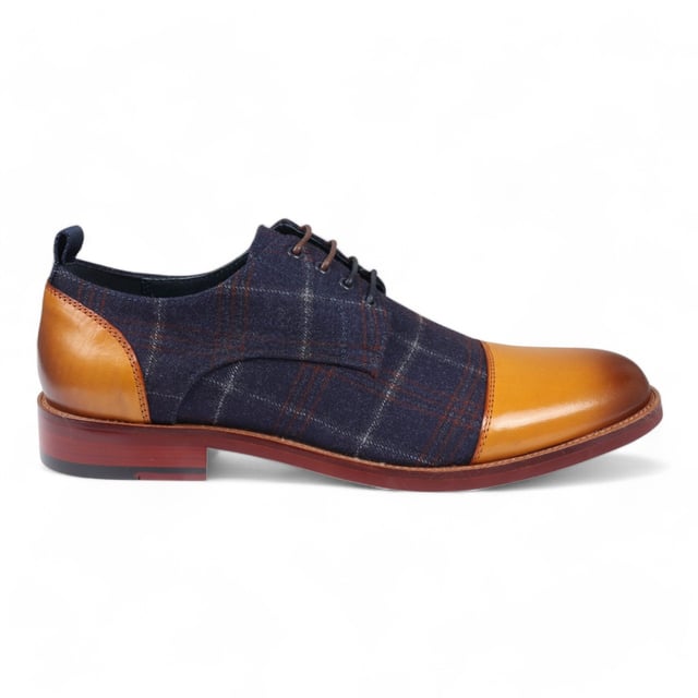 Dale estilo a los zapatos Oxford de cuero Ronnie de Justin Reess para hombre en una sofisticada combinación de colores azul marino y tostado. Estos zapatos Oxford presentan un diseño atemporal con un toque moderno, perfectos para eventos formales y entornos profesionales. Fabricados con cuero de alta calidad, ofrecen durabilidad, comodidad y un aspecto refinado que complementa cualquier conjunto. El cierre seguro con cordones garantiza un ajuste personalizable, brindando comodidad y estabilidad durante todo el día. Diseño Oxford clásico para un aspecto refinado y elegante Construcción de cuero de primera calidad para mayor durabilidad y comodidad Esquema de colores azul marino y tostado moderno para un estilo versátil Cierre seguro con cordones para un ajuste estable y personalizado