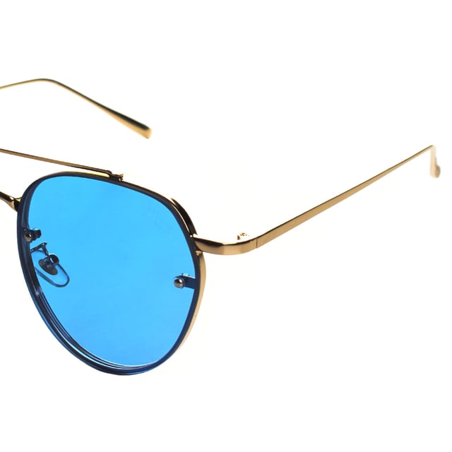 Must Have unisex sunglasses with a round design and metal frame, which provide a sophisticated and modern style.

 Equipped with polycarbonate lenses with UV 400 protection, they block 100% of UVA and UVB rays, providing excellent eye protection in bright environments.

 The round shape adds a vintage and versatile touch, ideal to complement any look.

 They include the Must Have logo engraved on the temples and on one of the lenses, adding a distinctive detail.

 They come with a soft cleaning cloth to keep your lenses spotless and a protective case to store them safely.

 Perfect for complementing any look, these glasses are ideal for those looking for protection and style in one piece.
 Measures: Lens height: 50 mm, Lens width: 52 mm, Bridge: 19 mm, Temples: 142 mm
 Composition: Metal
 Care:
- Wash only with water or, if necessary, a mild soap.
 - Dry with a soft cloth to avoid scratches.
 - Avoid contact with harsh surfaces or abrasive liquids.