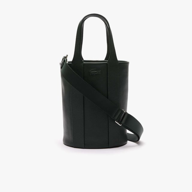 Dames Lacoste City Court bucket bag van grainleer met afneembare riem Verfijnde lijnen, een tijdloos ontwerp en eersteklas leer: Deze City Court bucket bag is een les in Lacoste elegantie. Een praktisch veelzijdig iconisch stuk met een afneembare riem: draag hem op jouw manier.- Afmetingen: L6.3 x H8.7 x D5.5 inch - L16 x H22 x D14.5 cm - Grain lederen buitenkant - Afneembare riem: 28'' - 51'' - 70cm - 130cm - 3 binnenzakken - Krokodil op voorzijde- Ref: NF4517IE-B43