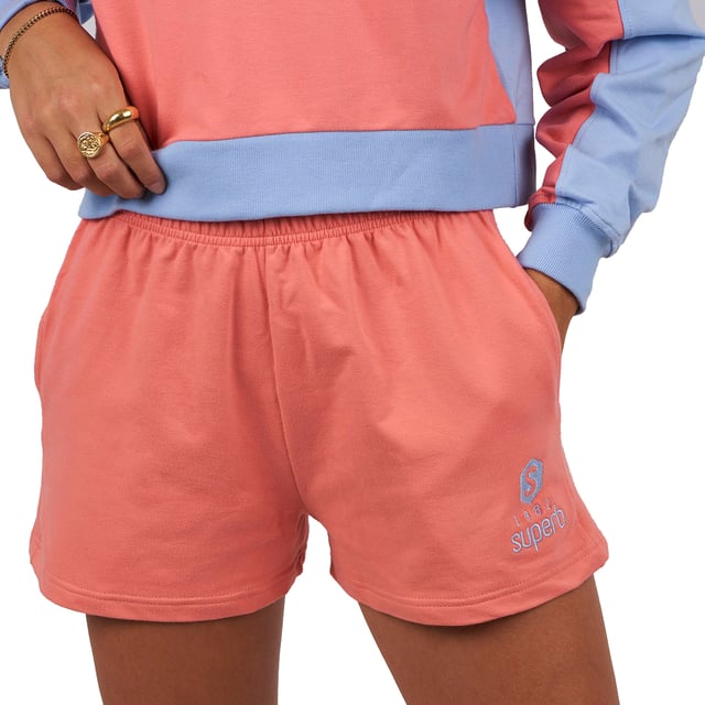 De #SuperbTotalLook waarmee je je op elk moment en in elke situatie jezelf kunt voelen. Een total look in pastelkleuren waarmee je je gelukkig kunt voelen en kunt genieten, zonder aan iets anders te denken, van de essentie van een felbegeerde zomer. Be Happy is de nieuwe Superb collectie voor elke dag, voor alle momenten. Be Happy is jezelf zijn, je vrij voelen.

 Kenmerken:

 Korte shorts met steekzakken
 Biezen in verschillende kleuren
 Schitterend geborduurd logo, voor een contrast van pastelkleuren
 Rubber in de taille
 Gemaakt en ontworpen in Barcelona door het Superb team
 Ons model Valeria is 1.69m lang en draagt maat S.

 Samenstelling:
 96% katoen
 4% elastaan
 Samenstelling: 96% katoen
 4% elastaan
 Onderhoud:
Wassen op maximum temperatuur 30º.
 Strijken op lage temperatuur.
 Je kunt een droger gebruiken.
 Geen bleekmiddel gebruiken.
