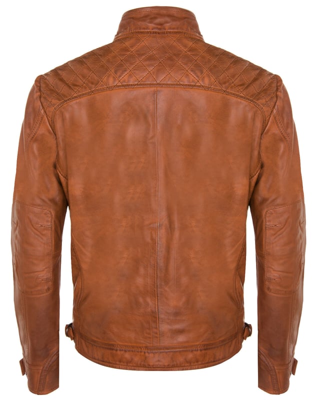 Esta chaqueta, que transmite el espíritu clásico de un motorista, rezuma estilo. Este diseño de corte ajustado, suntuosamente confeccionado en suave piel de napa, presenta una elegante silueta de motorista que aporta una sofisticación elegante. Esta chaqueta presenta hombros y canesú acolchados, una cremallera YKK que se cierra en la parte delantera hasta un cuello corto con solapa e incluye cuatro bolsillos externos para mayor practicidad. Los puños se pueden abotonar y la cintura también se puede ajustar para proporcionar un ajuste más personalizado. Disponible en otros colores.