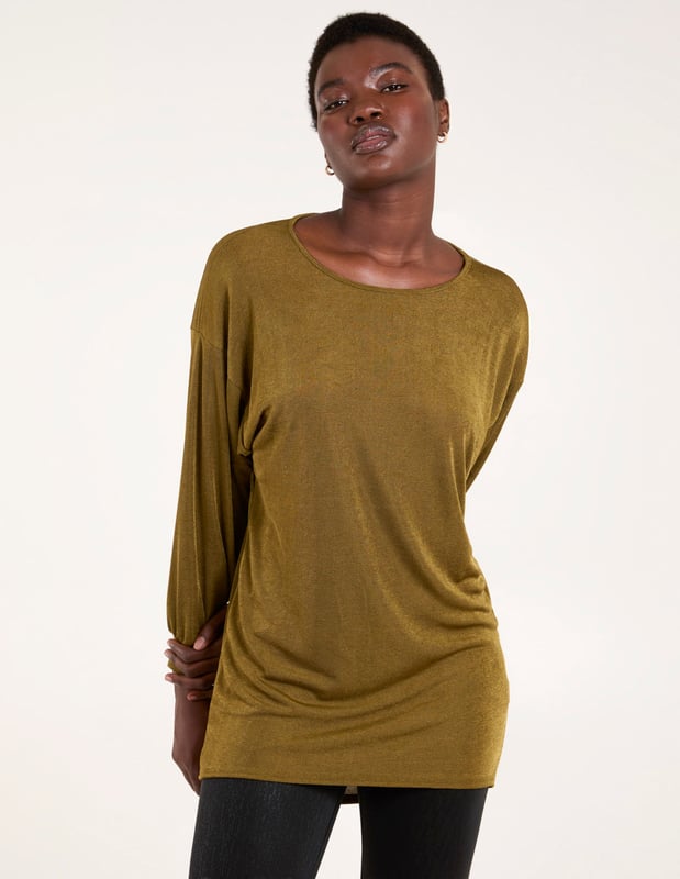 An oversized long sleeve top, perfect for those casual days! Whether you're walking the dog or snuggling on the sofa, here is the top for those days! Team with your fav sneakers and be good to go!    